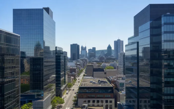 Quartier d'affaires à Montréal avec immeubles modernes et bureaux
