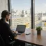 Centre d'affaires moderne à Montréal avec espace de réunion professionnel